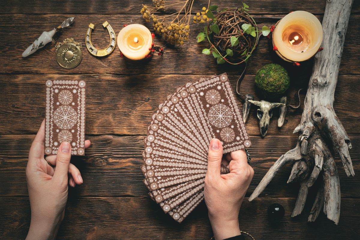 15 Best Vintage Tarot Cards To Add To Your Collection