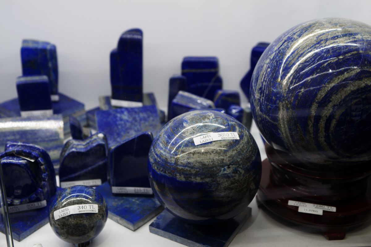 What Is Lapis Lazuli Used For? [Crystal Properties Explained]