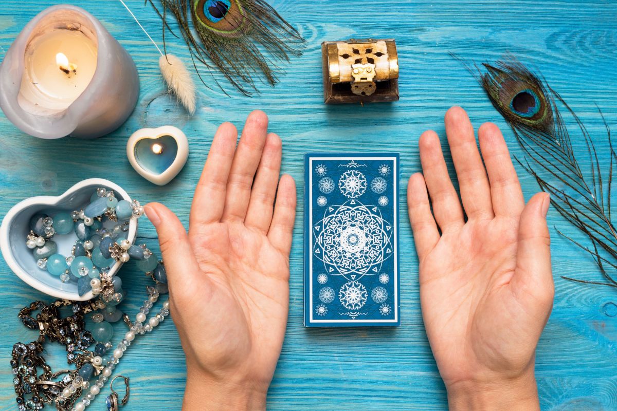 What Is The Difference Between Oracle Cards And Tarot Cards? (1)