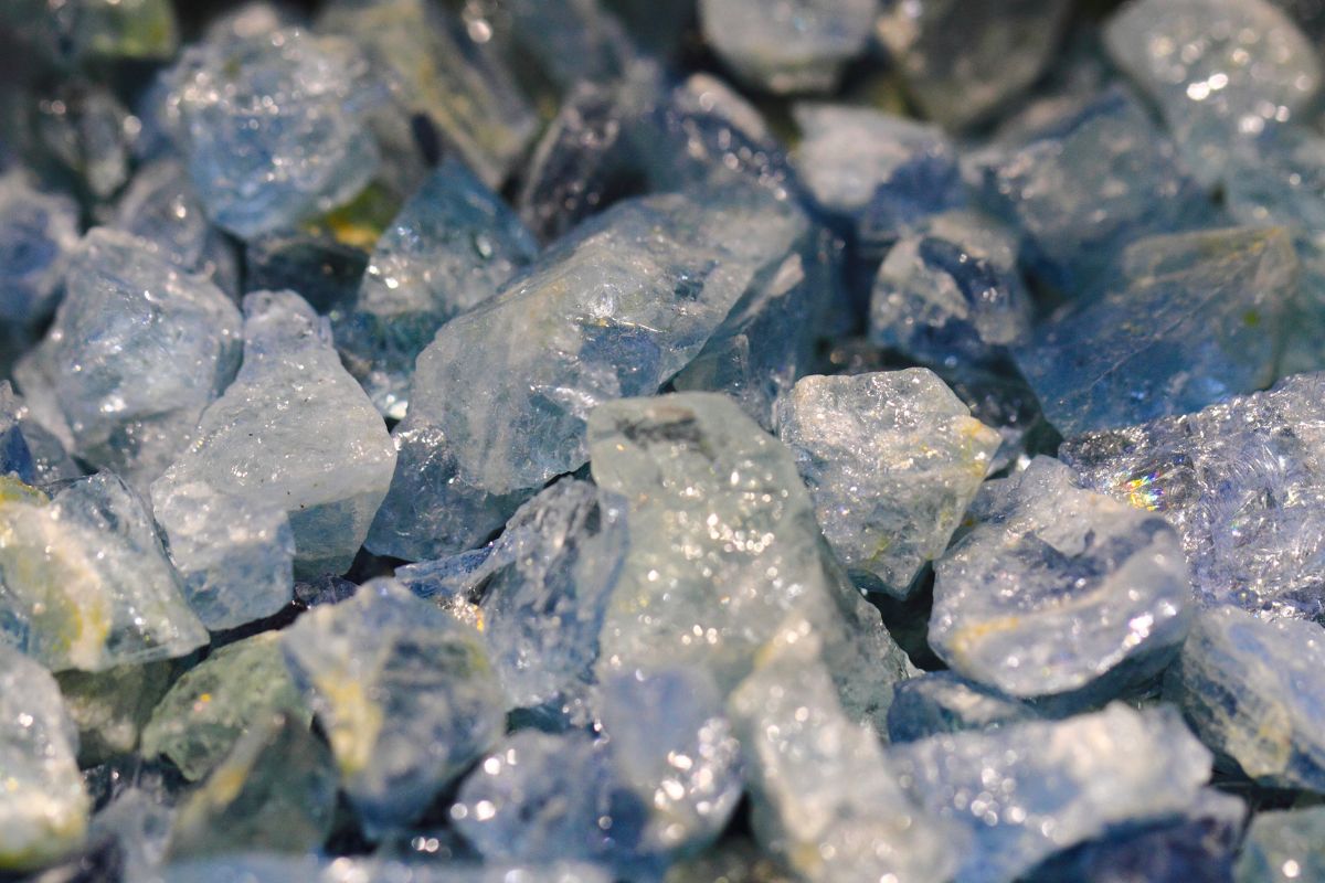 Lapis Lazuli Vs Aquamarine - Facts, Uses & More - That Crystal Site