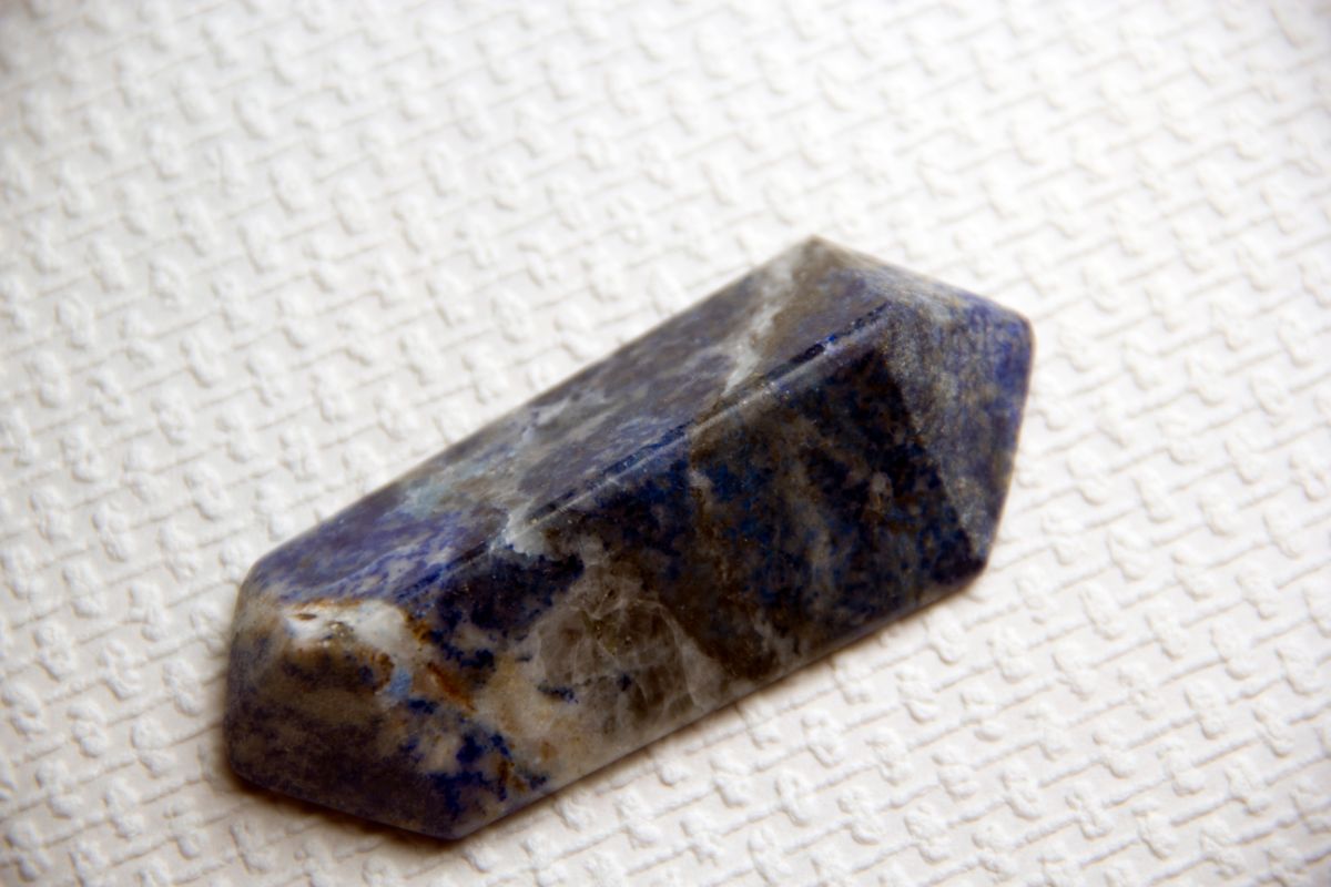 Lapis Lazuli Vs Peridot - Facts, Uses & More