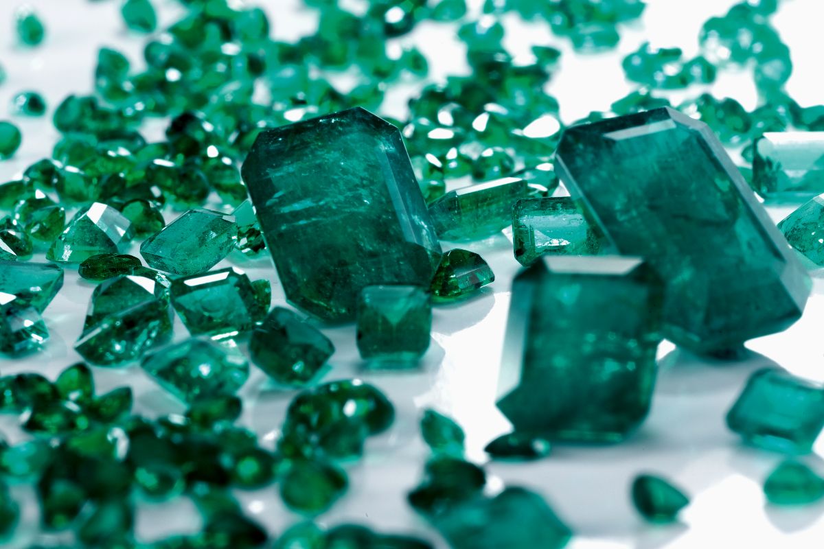 Malachite Vs Emerald - Facts, Uses & More