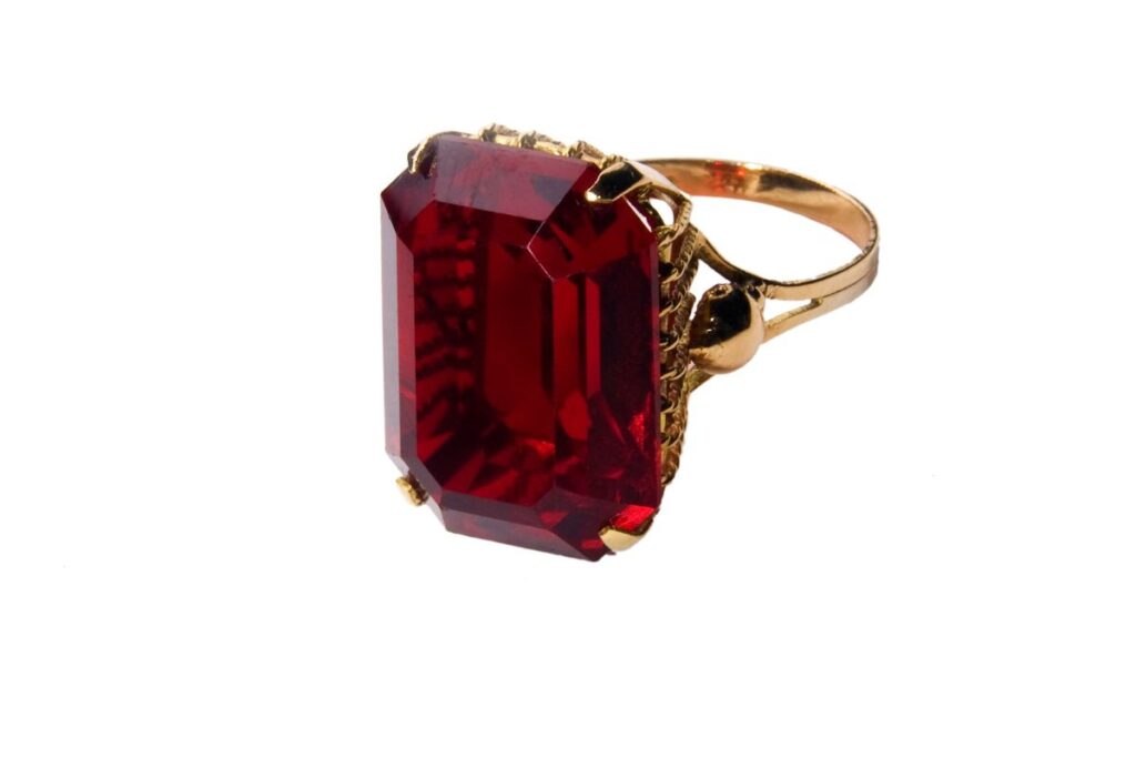 can ruby be worn in gold