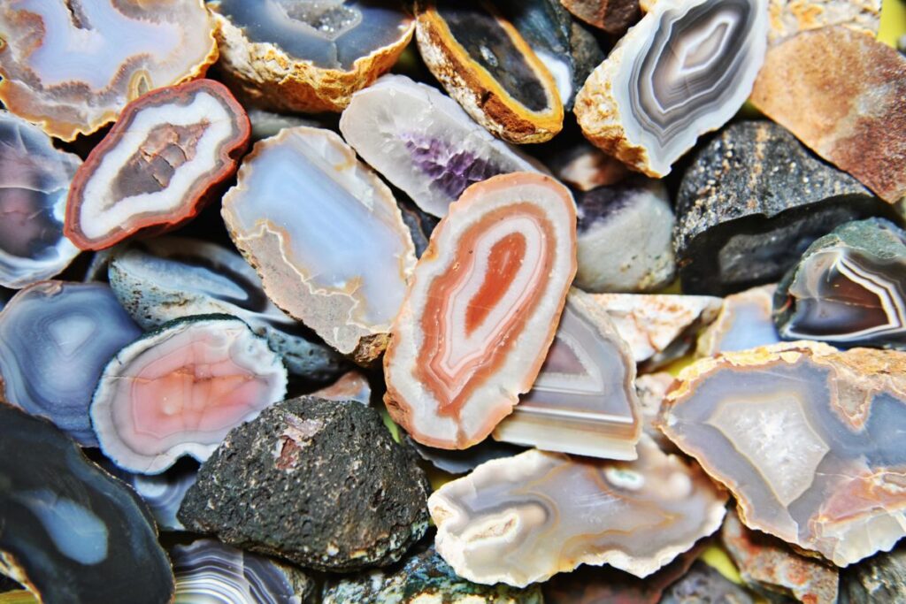 What Signs Can Wear Agate?