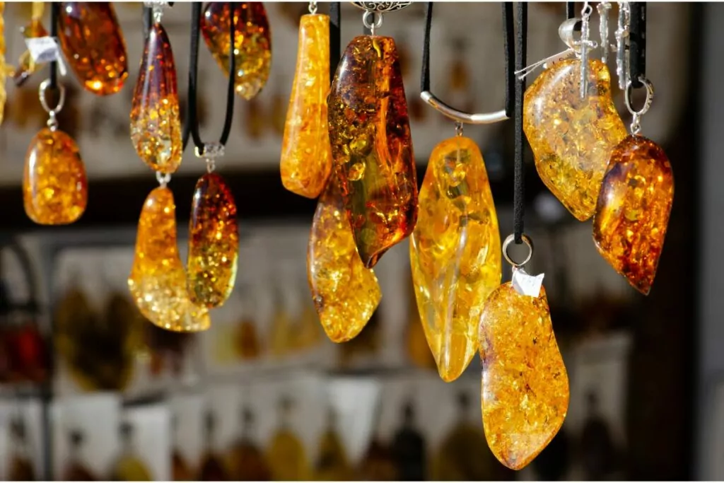 Lapis Lazuli Vs Amber - Facts, Uses & More